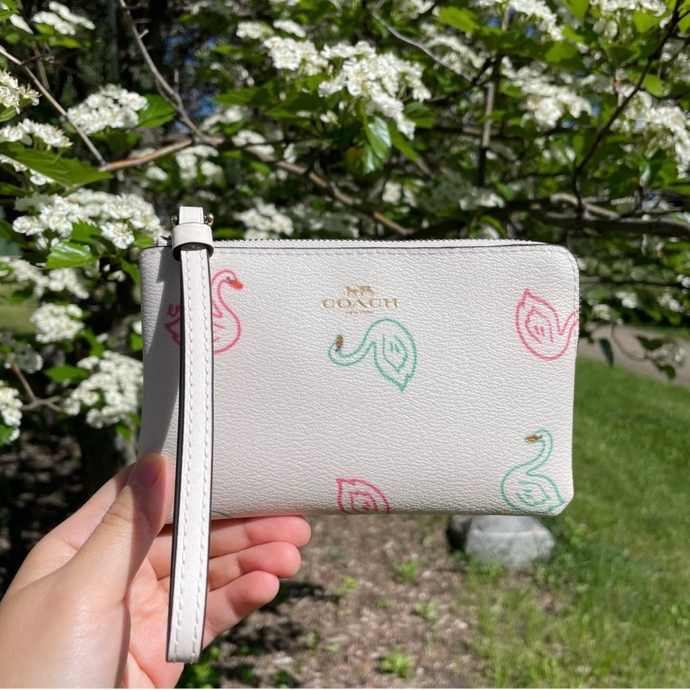 🦢 Coach Corner Zip Wristlet With Swan Print